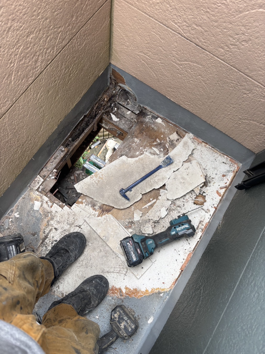 ベランダ防水撤去工事 before