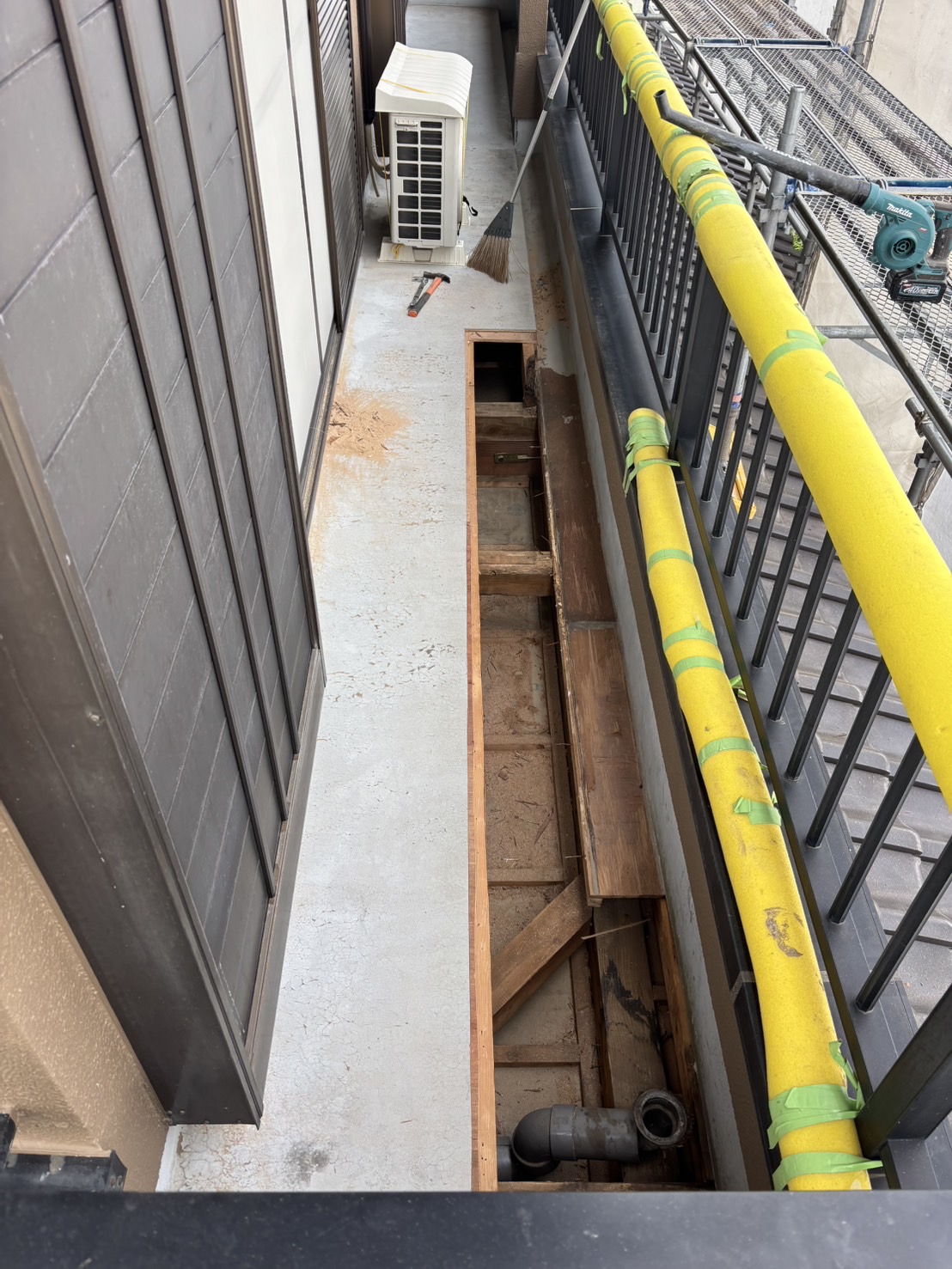 ベランダ清掃作業 before