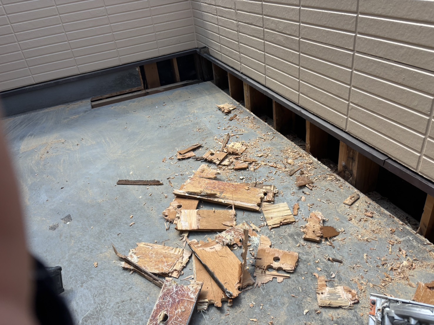 ベランダ清掃作業 before