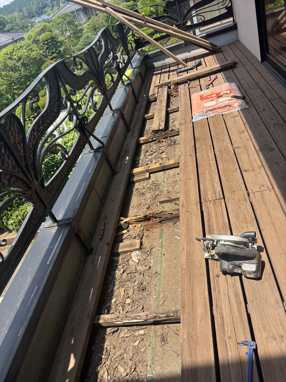 ベランダ清掃作業 before